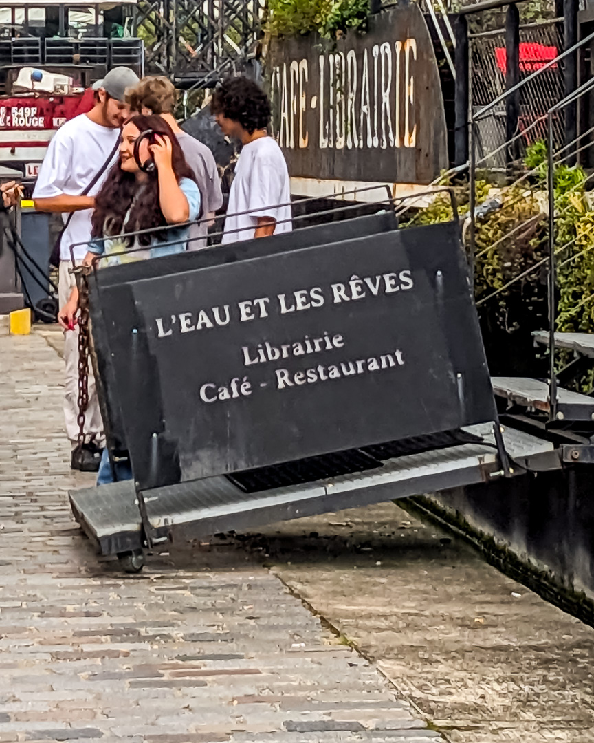 L'Eau et Les Reves bookstore/cafe on a barge on the Canal Saint-Martin