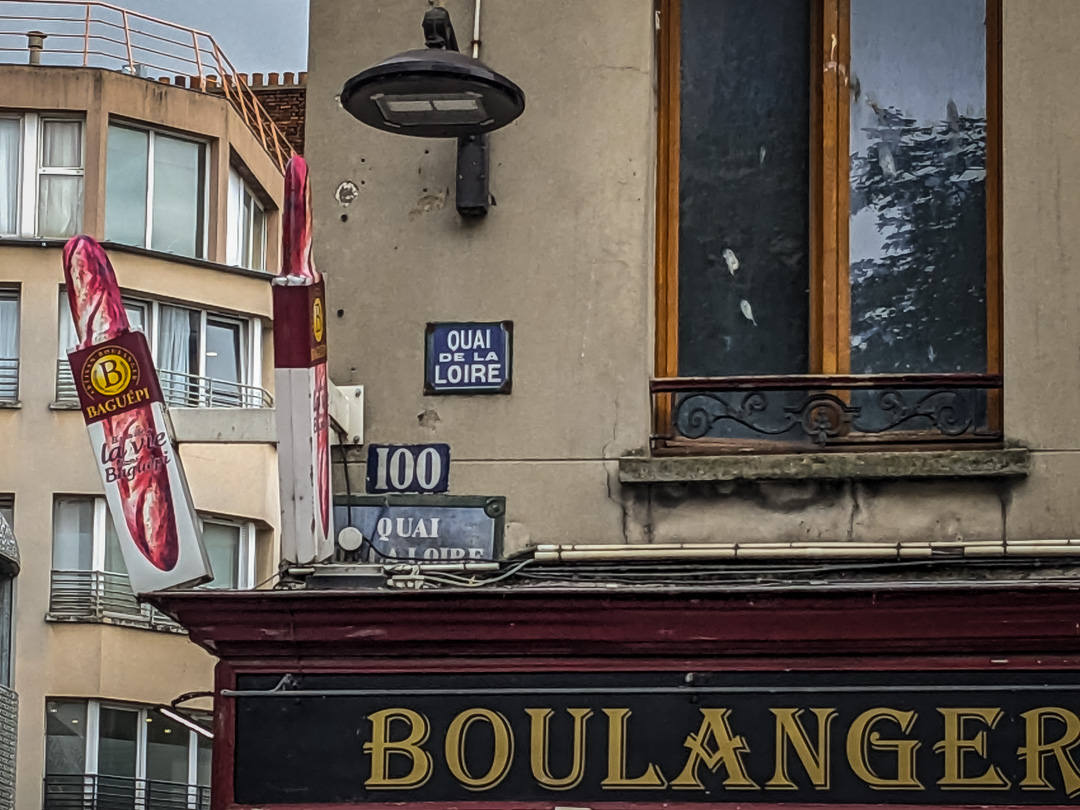 L'Eau et Les Reves bookstore/cafe on a barge on the Canal Saint-Martin